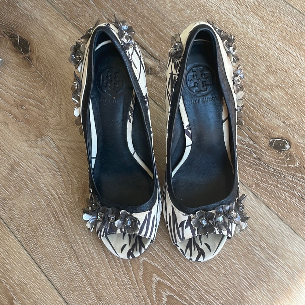 Tory burch stylish pumps with gorgeous flowers details